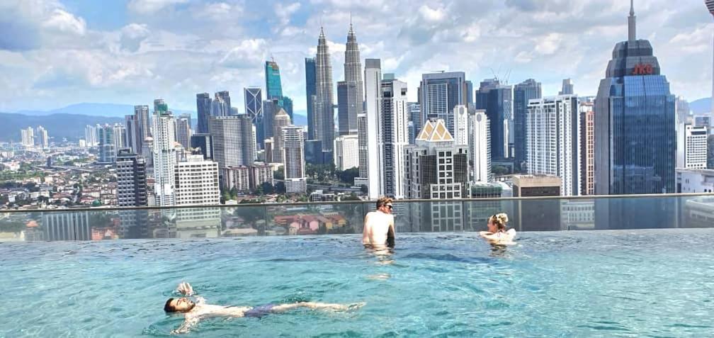 Regalia Suites Klcc View Rooftop Infinity Pool By Angkasa Homes Kuala Lumpur Buitenkant foto