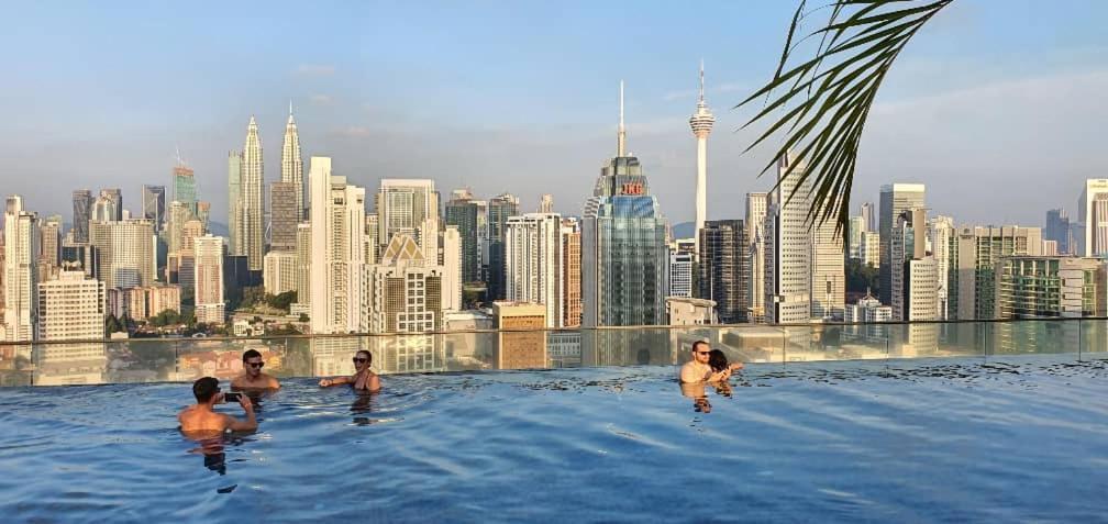 Regalia Suites Klcc View Rooftop Infinity Pool By Angkasa Homes Kuala Lumpur Buitenkant foto