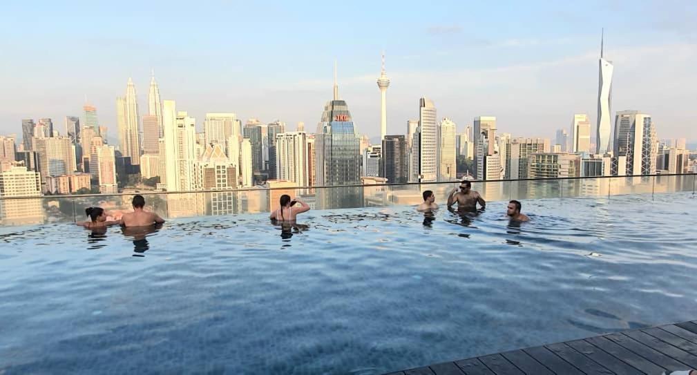 Regalia Suites Klcc View Rooftop Infinity Pool By Angkasa Homes Kuala Lumpur Buitenkant foto